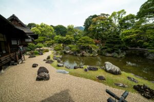 jardin japonais avec plan d'eau