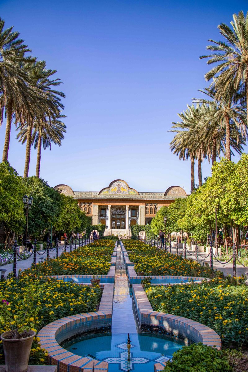 Bassin fleuri dans un jardin safavide et pavillon