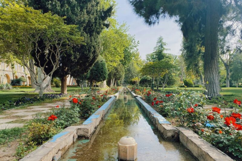 Jardin persan avec son canal central
