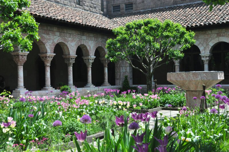 jardin de fleurs au monastère