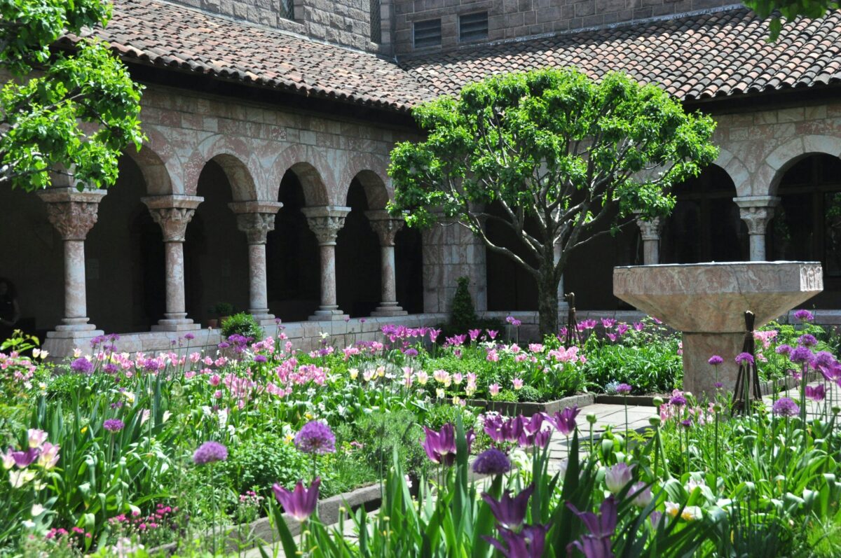 jardin monastique plein de fleurs