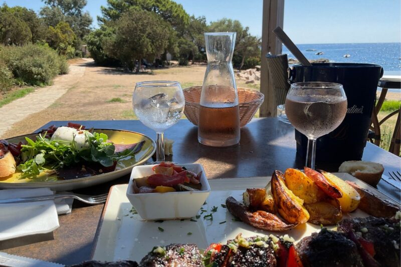 table avec plats corses