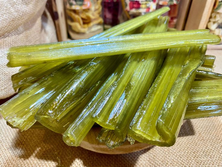 Gros plan sur une tige d'angélique confite de Niort, texture translucide vert émeraude, spécialité artisanale de confiserie.